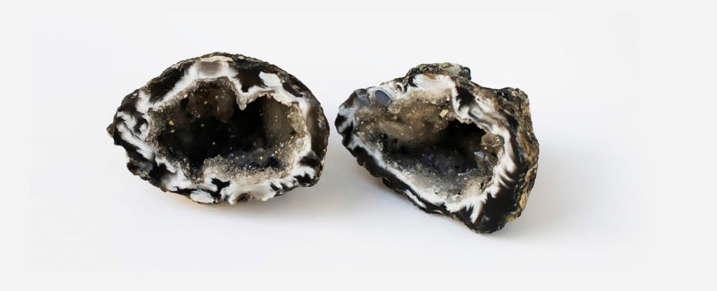 Black Chalcedony Meaning and Properties 2
