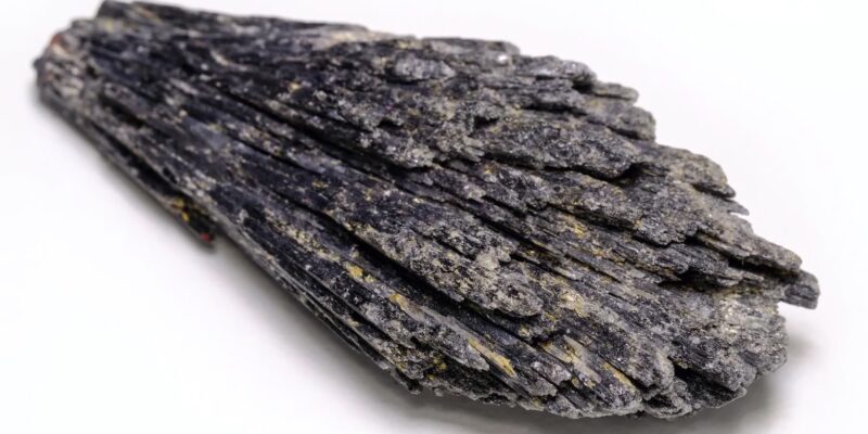 Black Kyanite Meaning and Properties